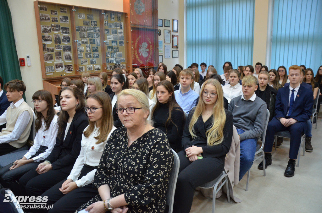Odsłonięcie muralu na ścianie I LO w Kartuzach