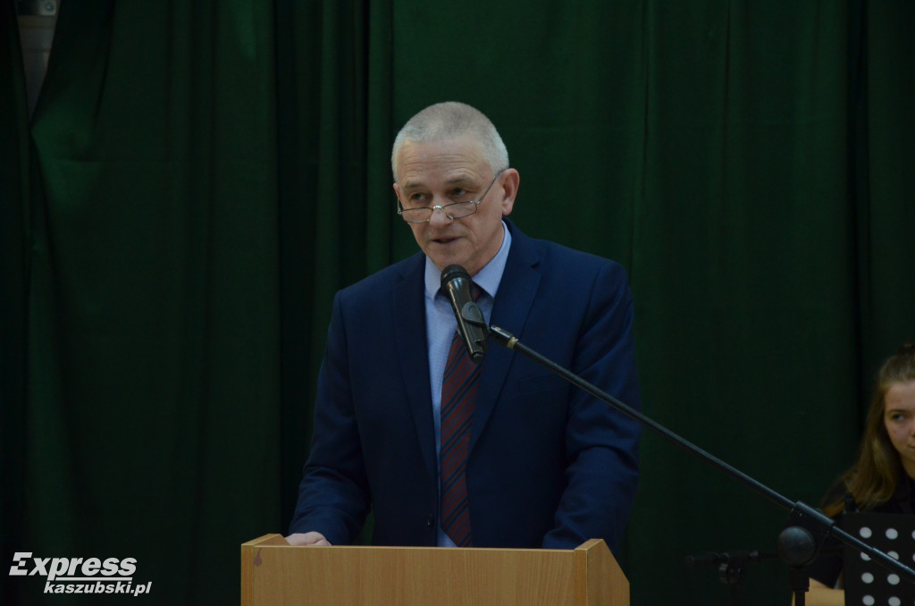 Odsłonięcie muralu na ścianie I LO w Kartuzach