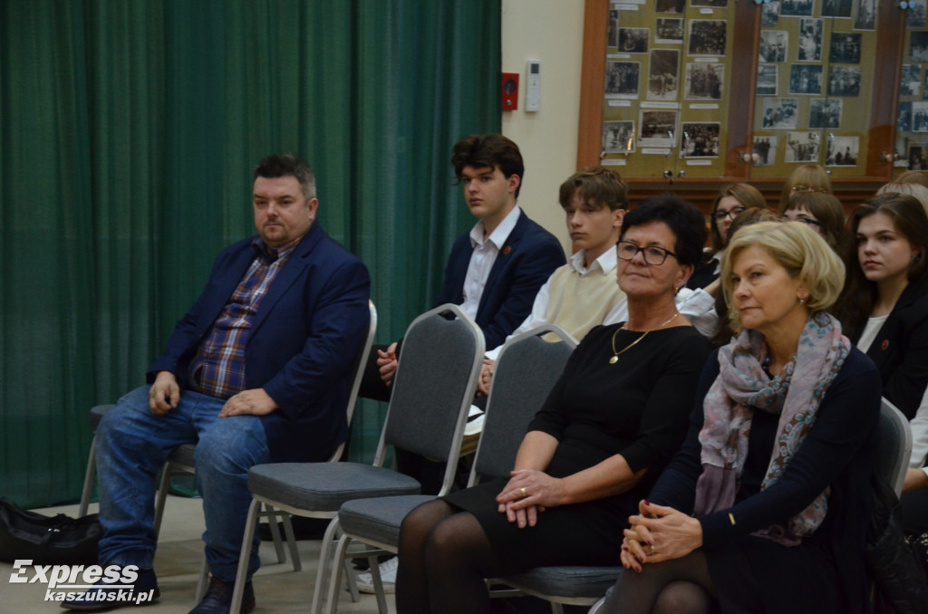 Odsłonięcie muralu na ścianie I LO w Kartuzach