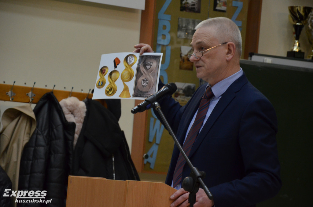 Odsłonięcie muralu na ścianie I LO w Kartuzach