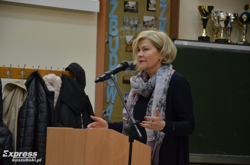 Odsłonięcie muralu na ścianie I LO w Kartuzach