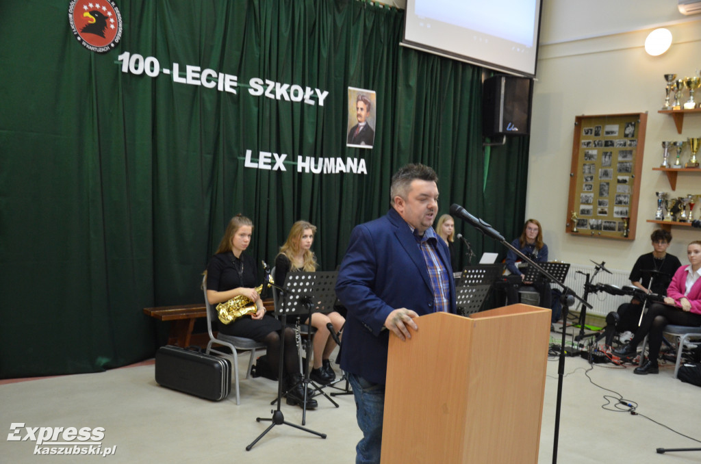 Odsłonięcie muralu na ścianie I LO w Kartuzach