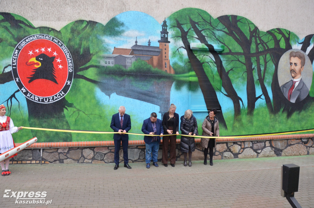 Odsłonięcie muralu na ścianie I LO w Kartuzach