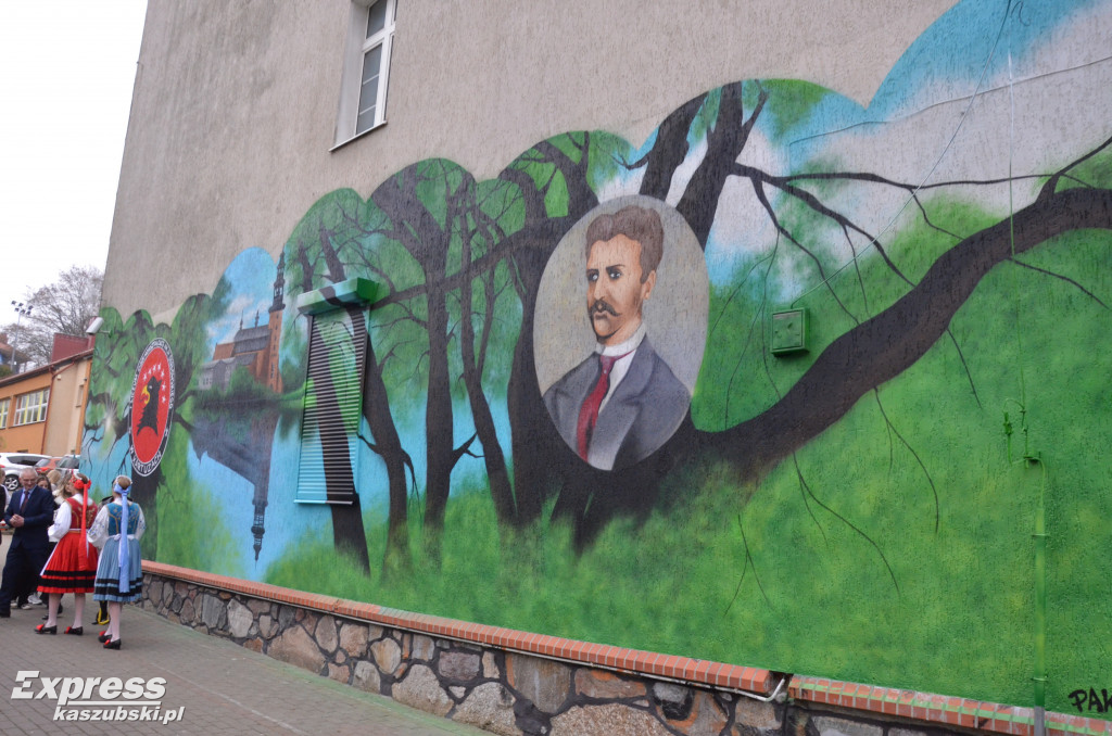 Odsłonięcie muralu na ścianie I LO w Kartuzach