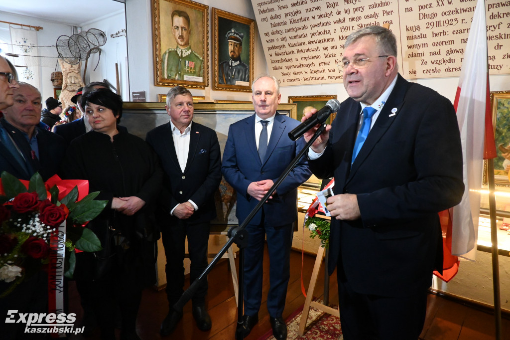 Kartuzy. Tablica z nazwiskiem Lecha Kaczyńskiego