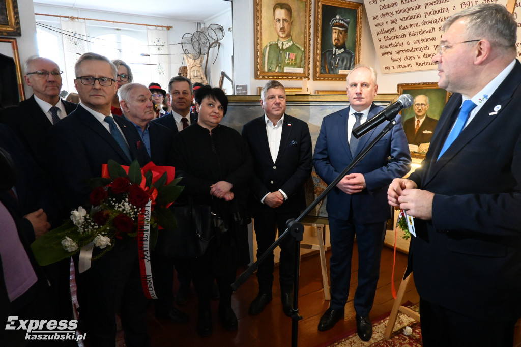 Kartuzy. Tablica z nazwiskiem Lecha Kaczyńskiego