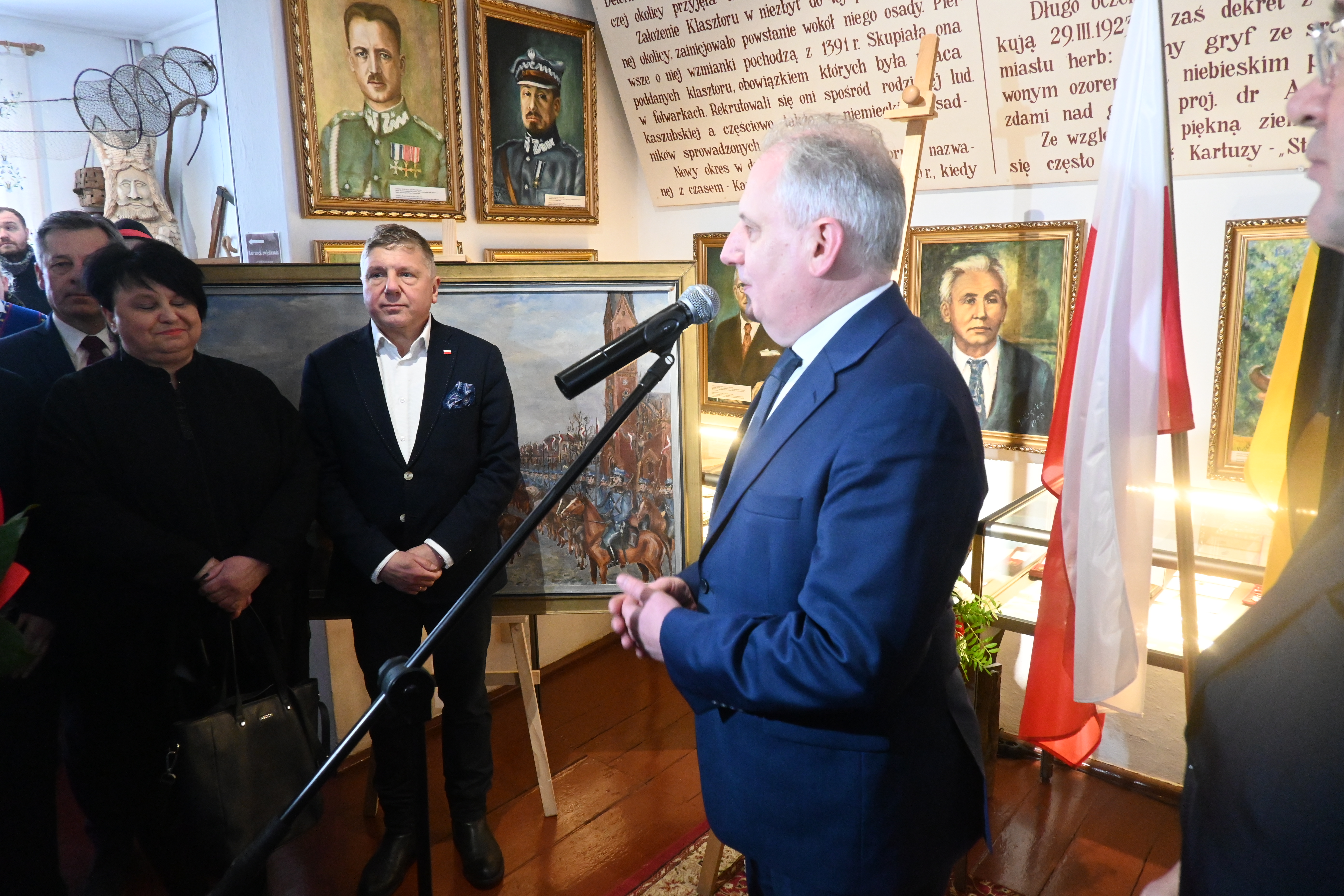 Kartuzy. Tablica z nazwiskiem Lecha Kaczyńskiego
