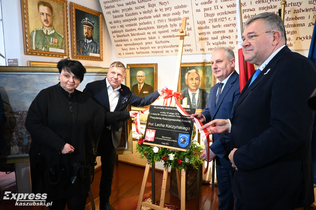 Kartuzy. Tablica z nazwiskiem Lecha Kaczyńskiego