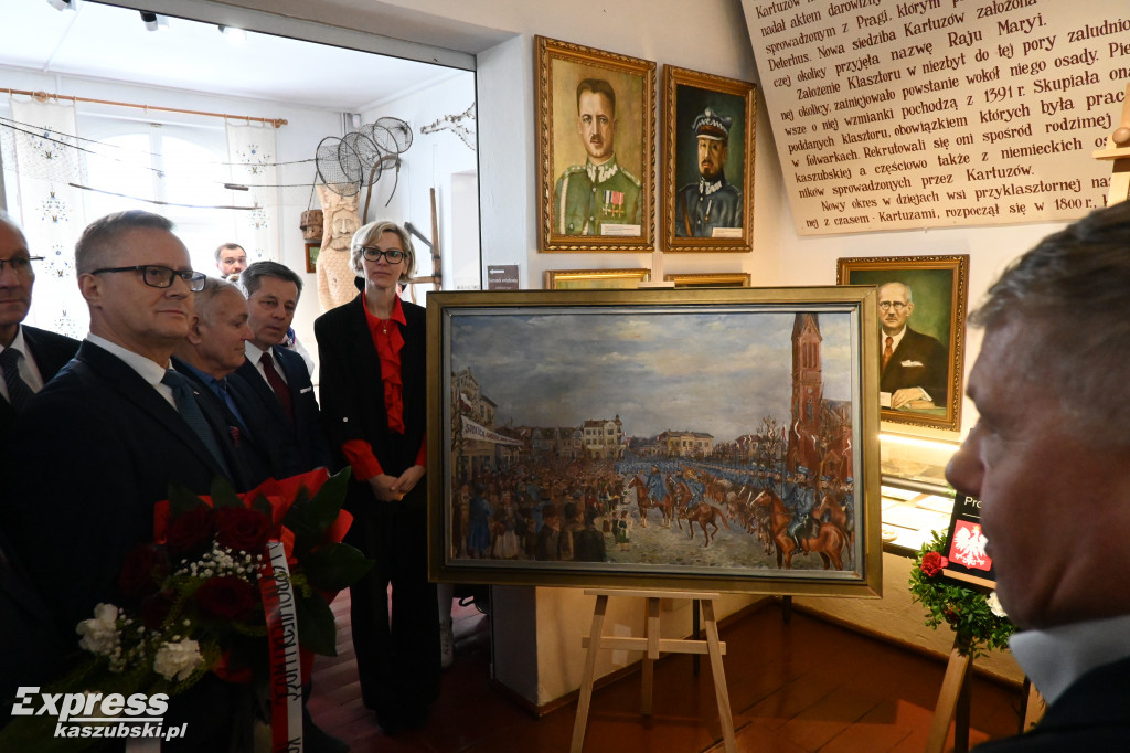 Kartuzy. Tablica z nazwiskiem Lecha Kaczyńskiego