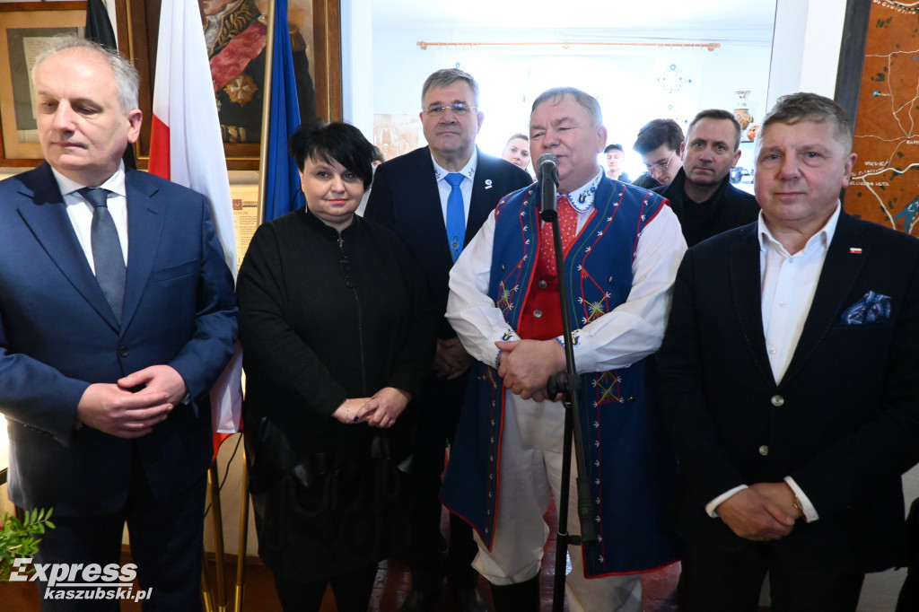 Kartuzy. Tablica z nazwiskiem Lecha Kaczyńskiego