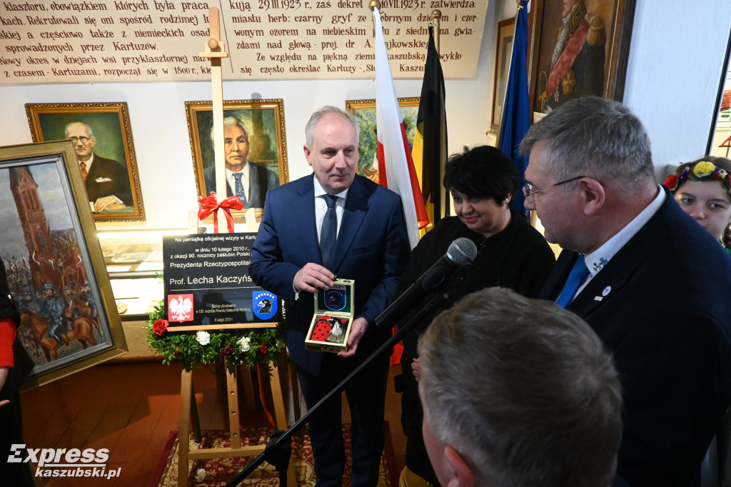 Kartuzy. Tablica z nazwiskiem Lecha Kaczyńskiego