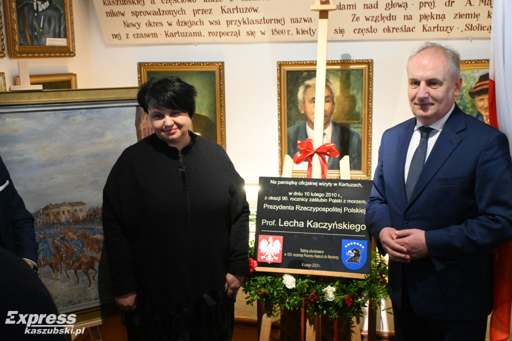 Kartuzy. Tablica z nazwiskiem Lecha Kaczyńskiego