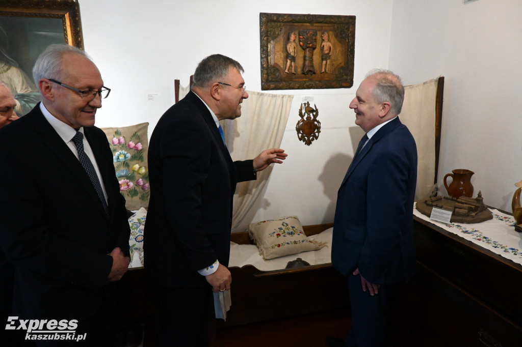 Kartuzy. Tablica z nazwiskiem Lecha Kaczyńskiego