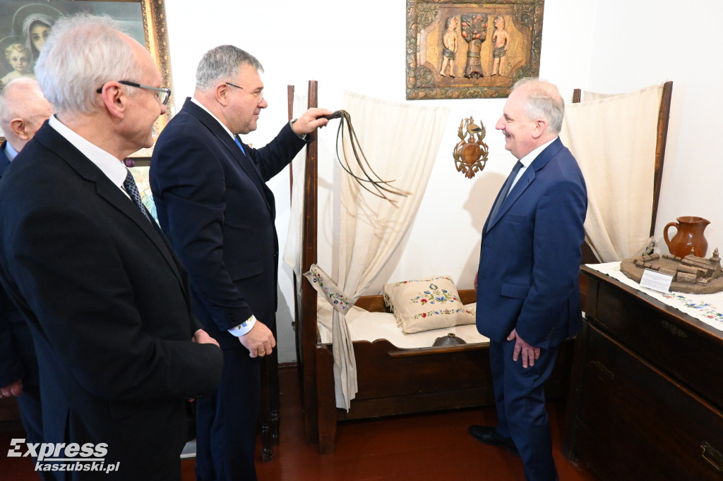 Kartuzy. Tablica z nazwiskiem Lecha Kaczyńskiego