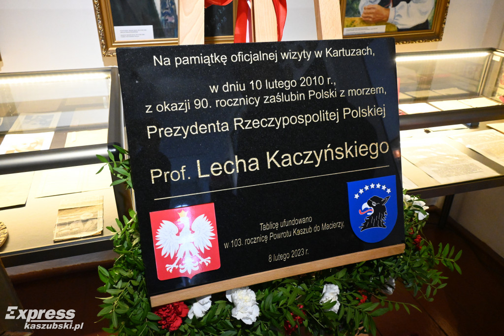 Kartuzy. Tablica z nazwiskiem Lecha Kaczyńskiego