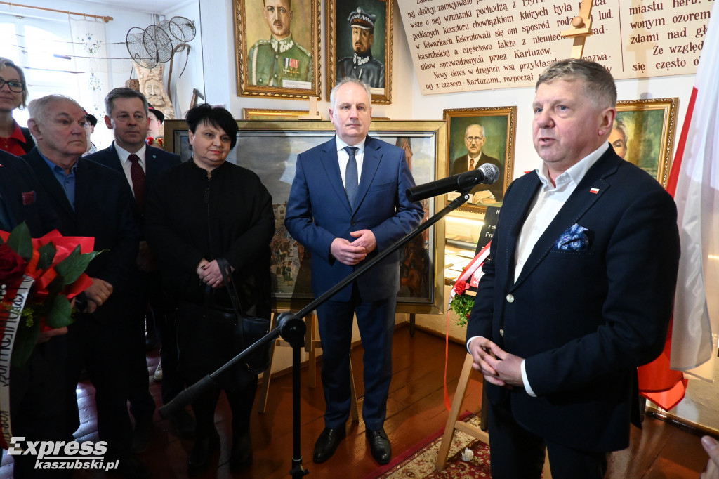 Kartuzy. Tablica z nazwiskiem Lecha Kaczyńskiego