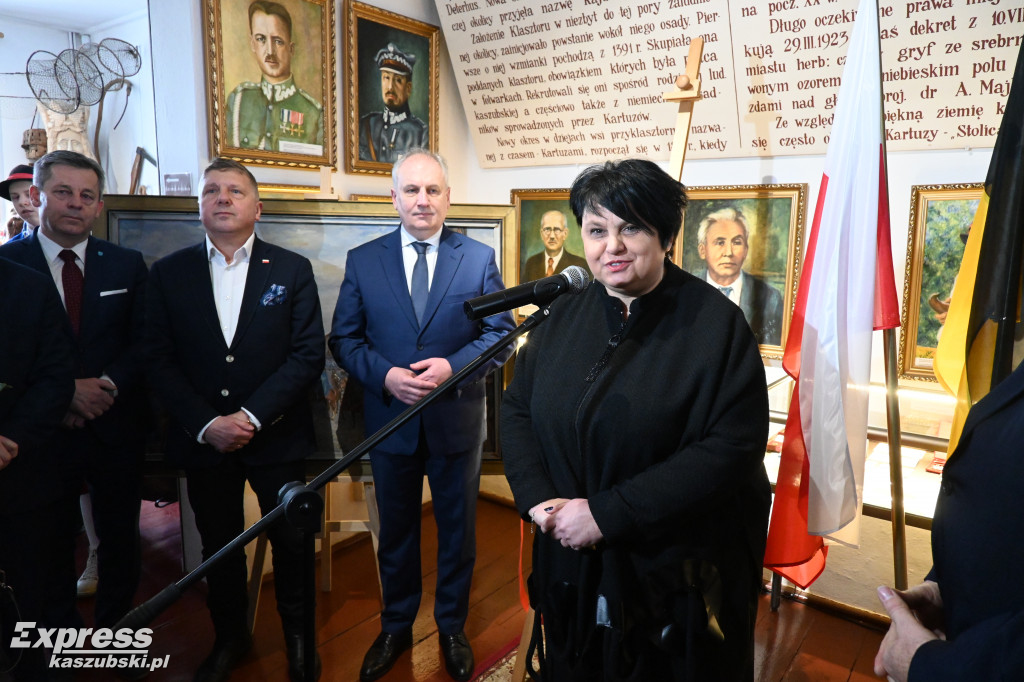 Kartuzy. Tablica z nazwiskiem Lecha Kaczyńskiego