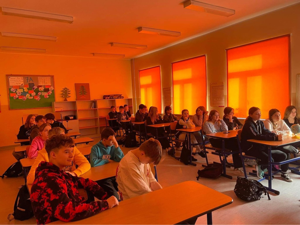 Uczennice pomagają zwierzętom