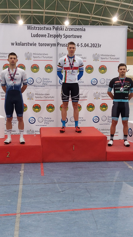 Kolarze Cartusii z medalami Mistrzostw Polski LZS