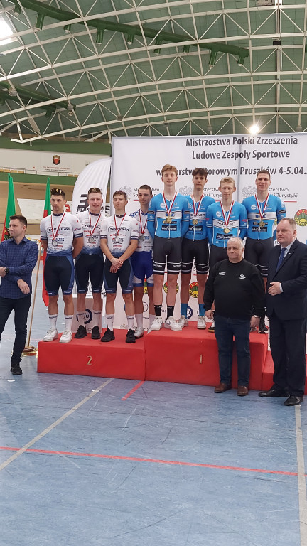 Kolarze Cartusii z medalami Mistrzostw Polski LZS