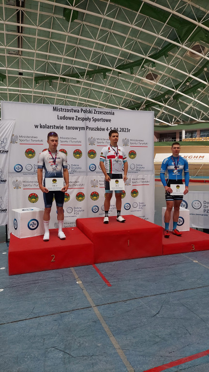 Kolarze Cartusii z medalami Mistrzostw Polski LZS