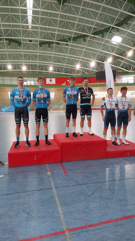 Kolarze Cartusii z medalami Mistrzostw Polski LZS