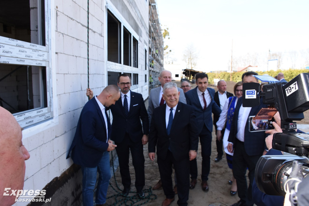Wicha na budynku szkoły w Baninie