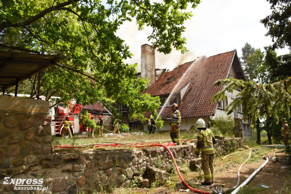 Pożar na terenie dawnego ośrodka w Dzierżążnie