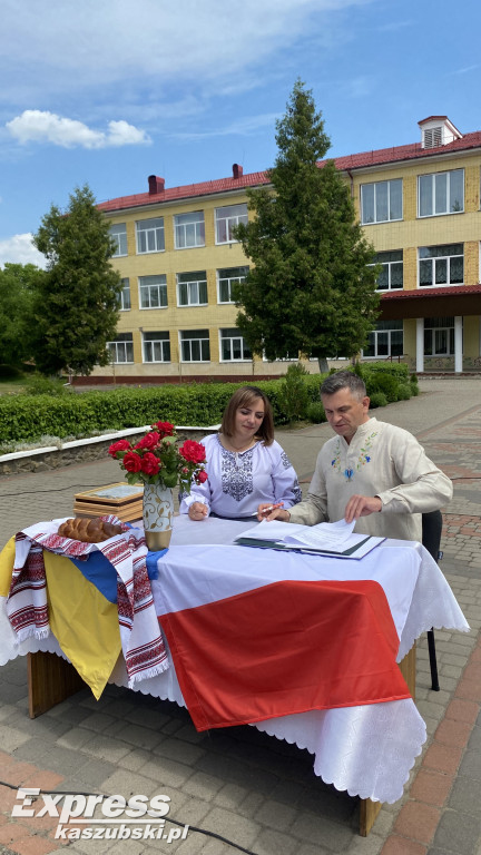 Współpraca między Chmielnem a Zdołbnicą