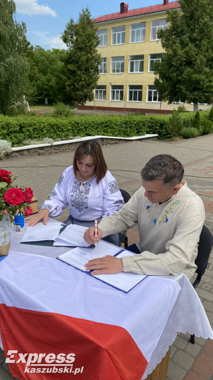 Współpraca między Chmielnem a Zdołbnicą