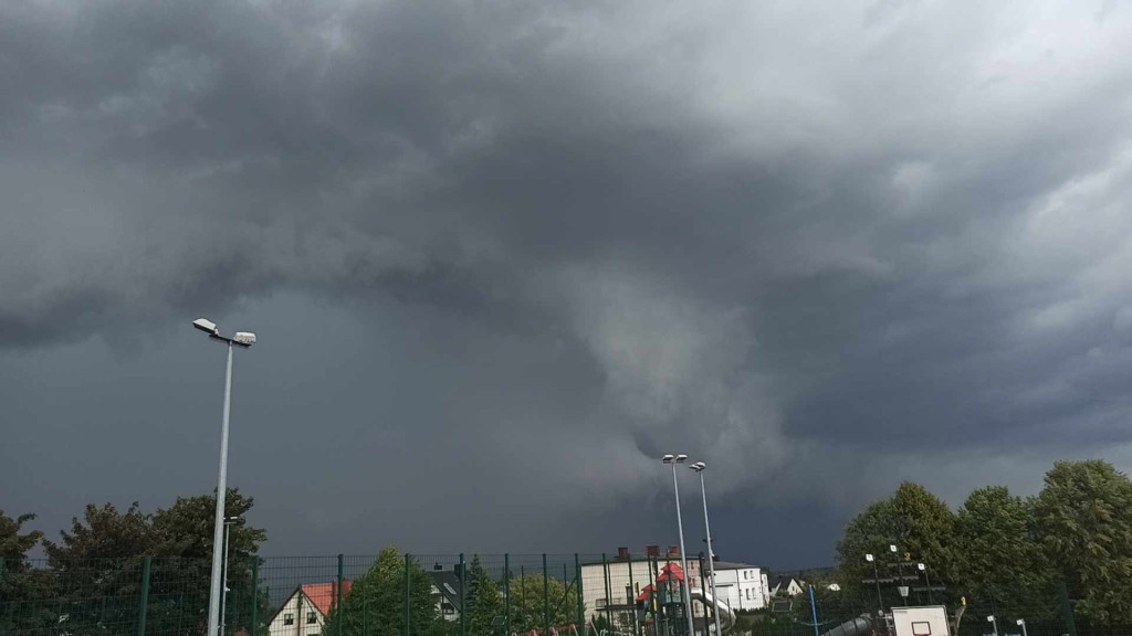Spektakularne zdjęcia przed i po burzy