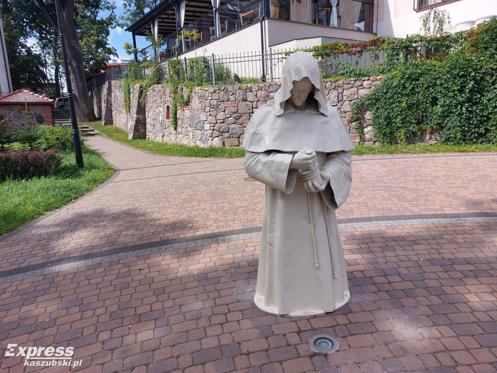 Rzeźby mnichów w przestrzeni Kartuz