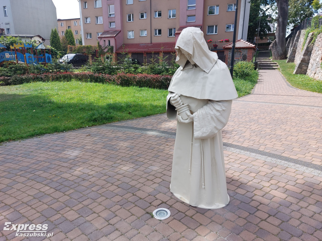 Rzeźby mnichów w przestrzeni Kartuz