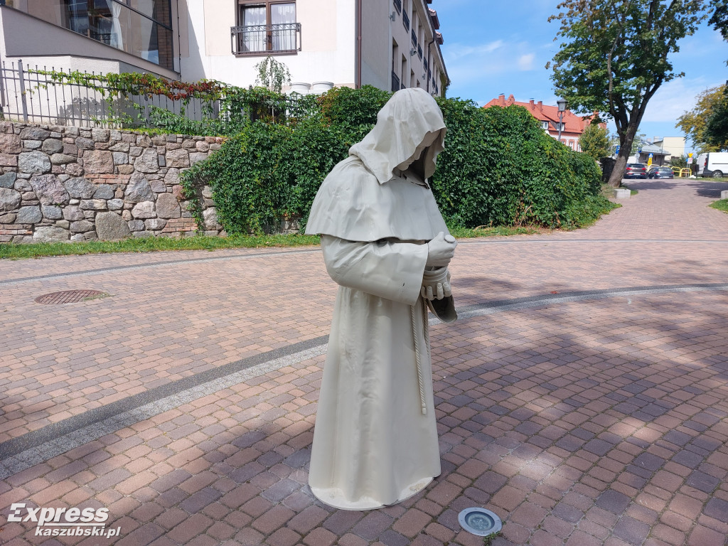 Rzeźby mnichów w przestrzeni Kartuz