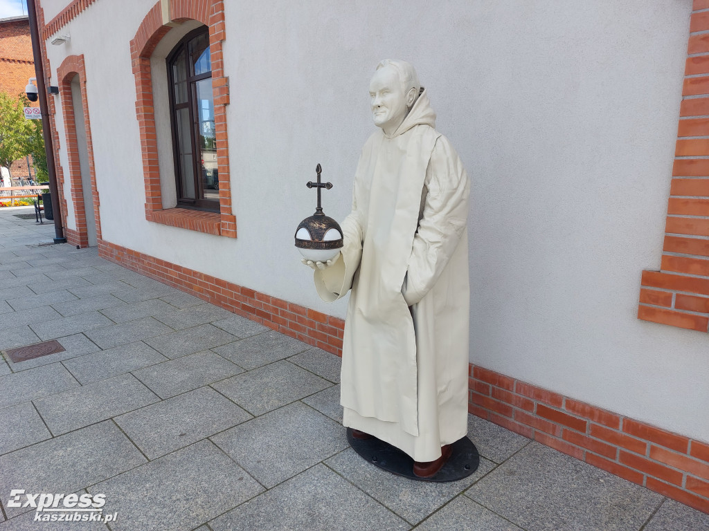 Rzeźby mnichów w przestrzeni Kartuz