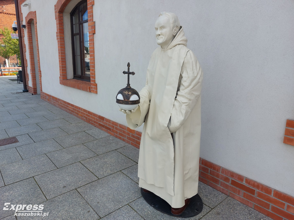 Rzeźby mnichów w przestrzeni Kartuz