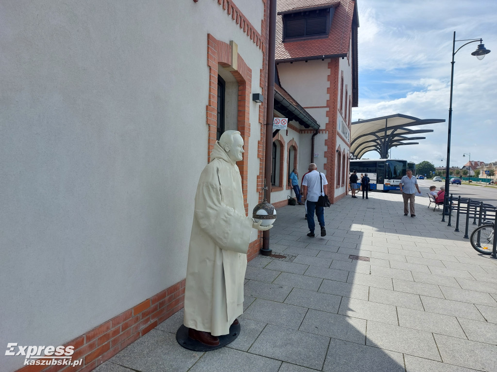 Rzeźby mnichów w przestrzeni Kartuz
