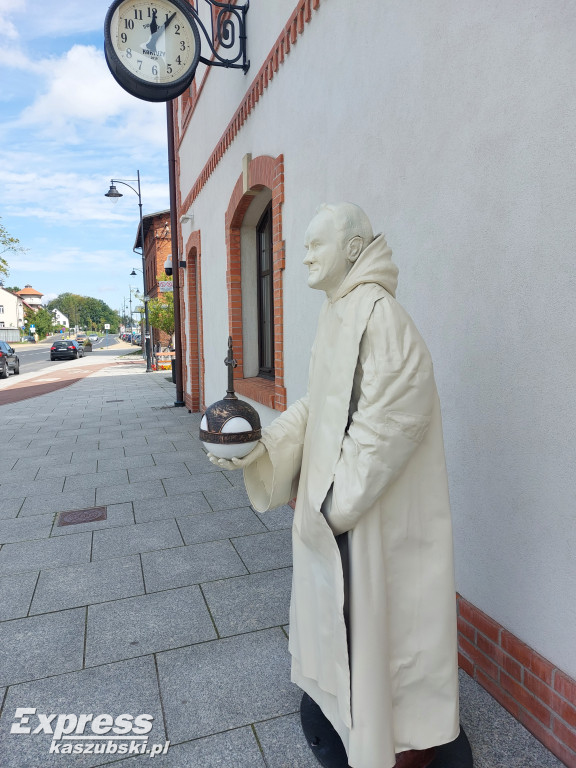 Rzeźby mnichów w przestrzeni Kartuz
