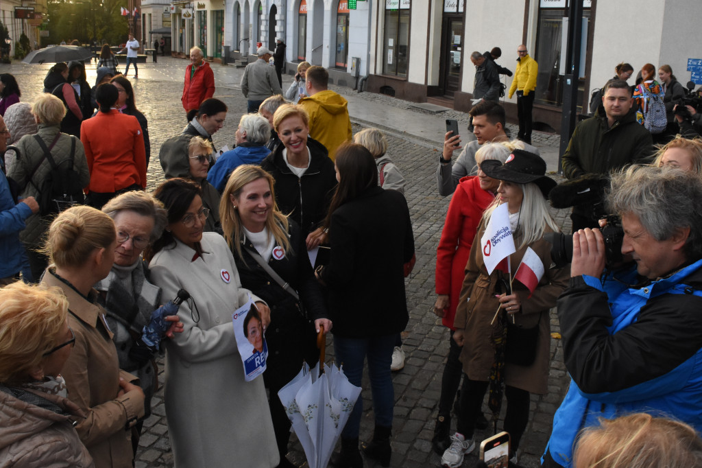 Spotkanie kandydatów KO na Rynku w Kartuzach