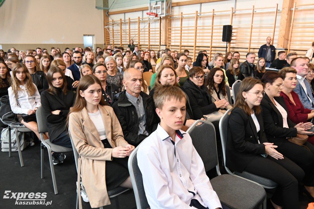 Wręczenie stypendiów marszałka w Kartuzach