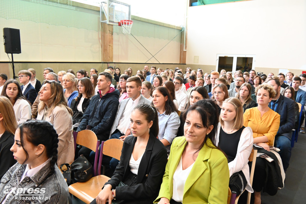 Wręczenie stypendiów marszałka w Kartuzach