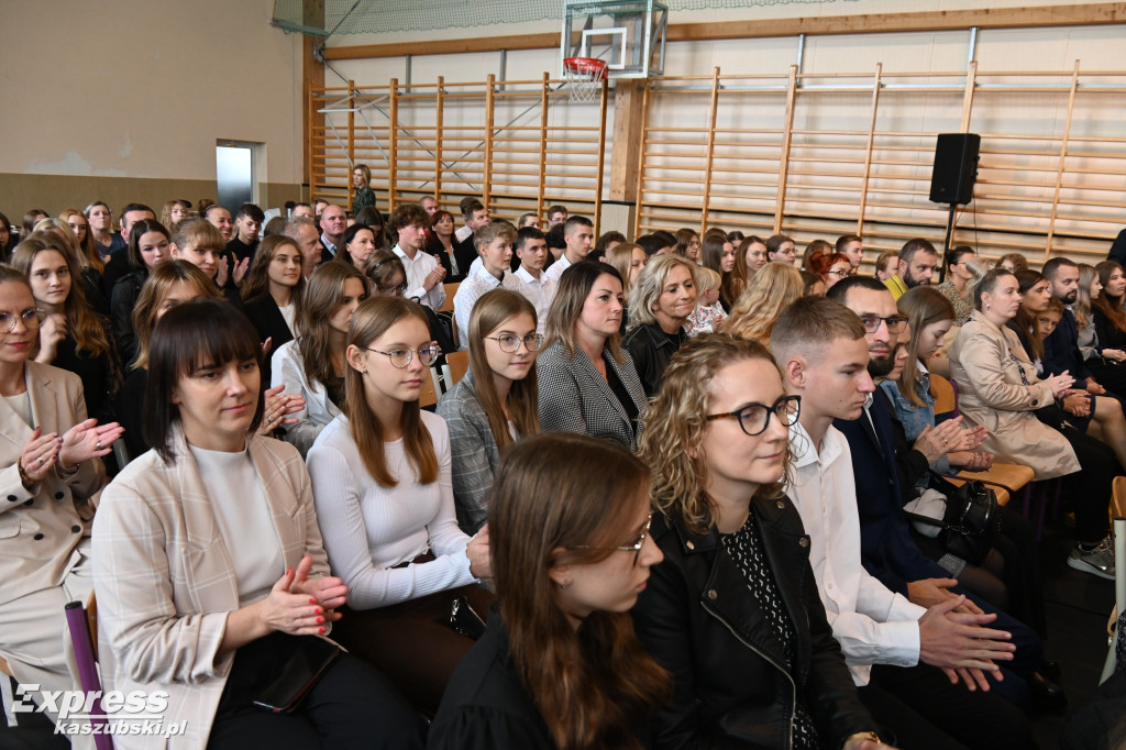 Wręczenie stypendiów marszałka w Kartuzach