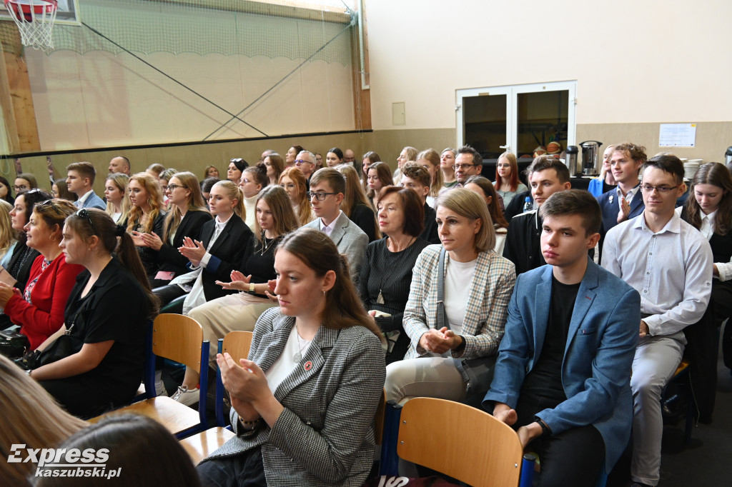 Wręczenie stypendiów marszałka w Kartuzach