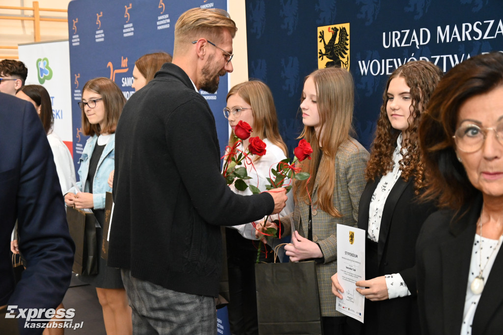 Wręczenie stypendiów marszałka w Kartuzach