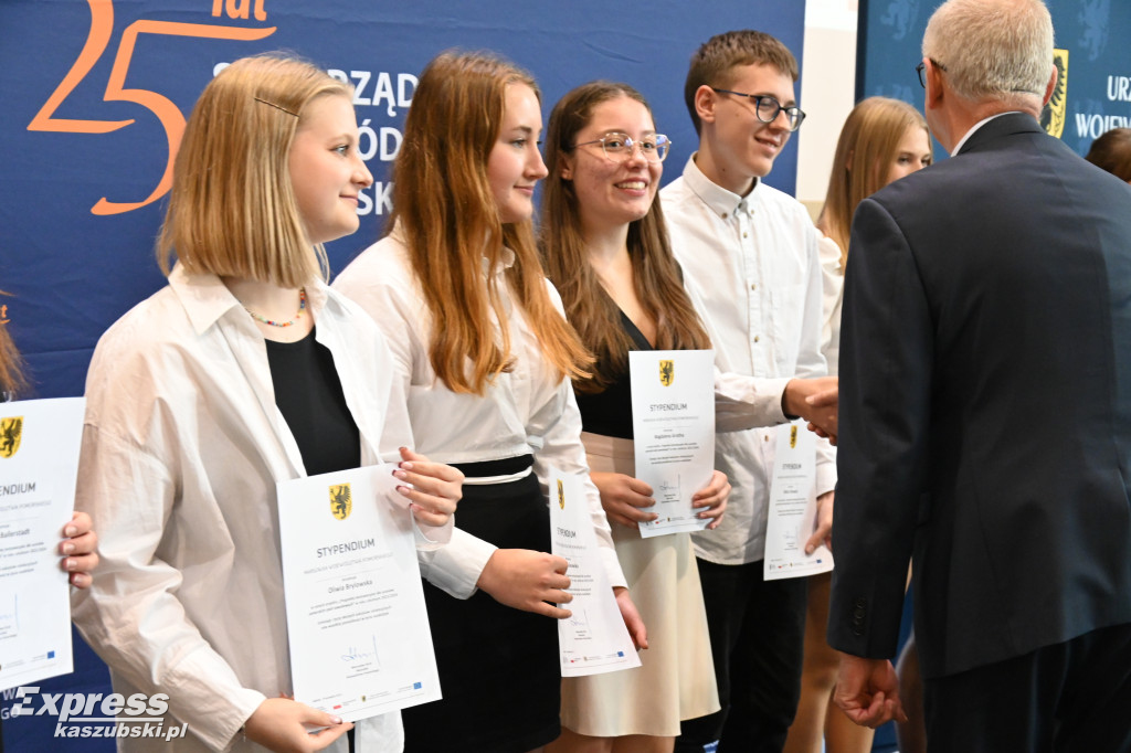 Wręczenie stypendiów marszałka w Kartuzach