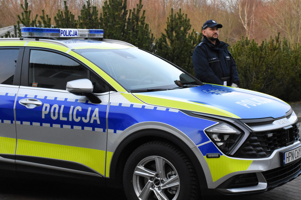 Przekazanie samochodów dla policjantów