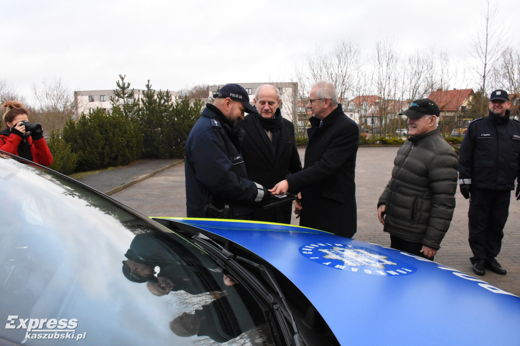 Przekazanie samochodów dla policjantów