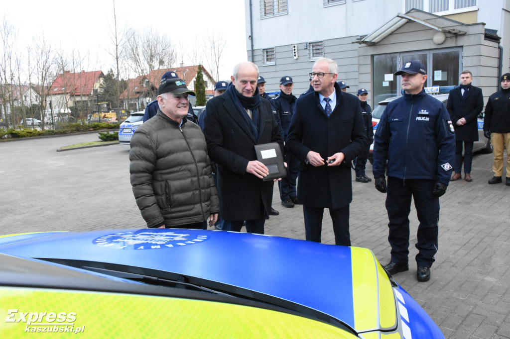 Przekazanie samochodów dla policjantów