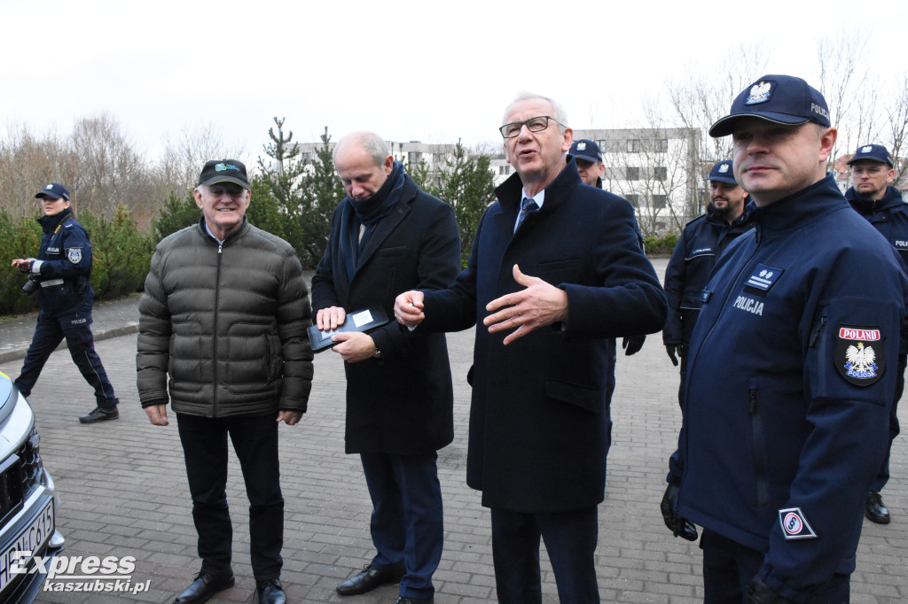 Przekazanie samochodów dla policjantów