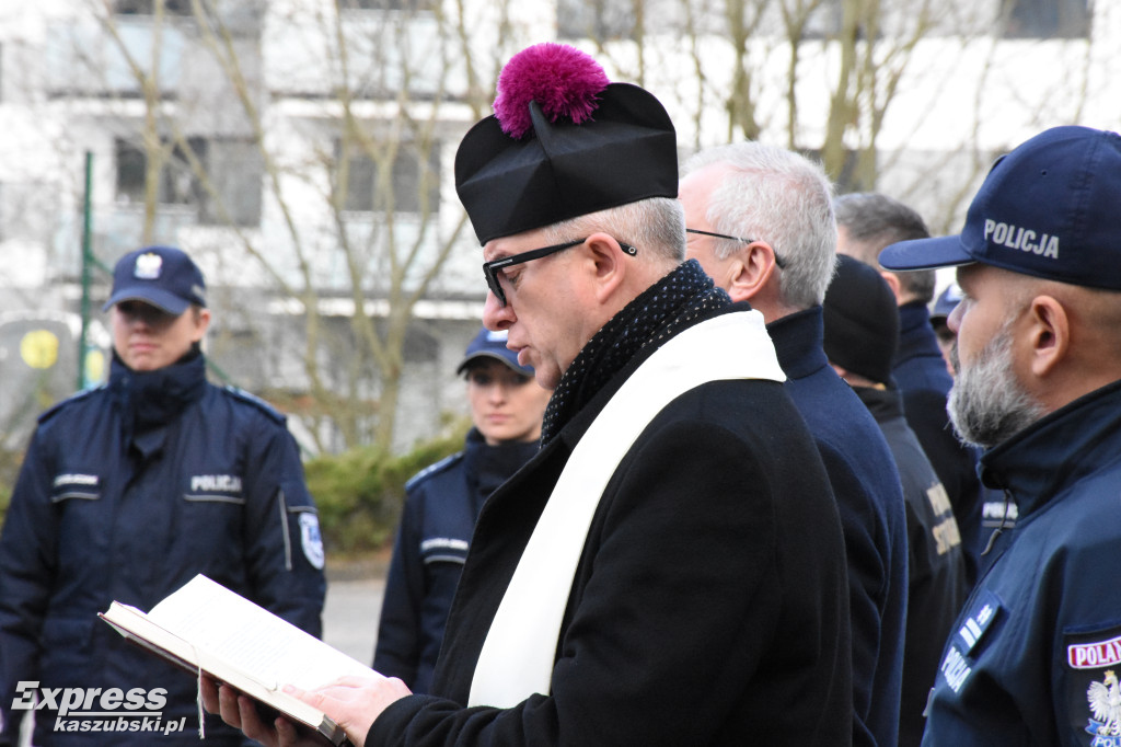 Przekazanie samochodów dla policjantów